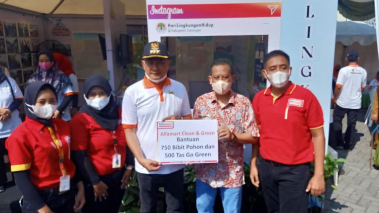Peduli Lingkungan, PT Alfamart Berikan Ratusan Pohon Ke Pemkab Lamongan