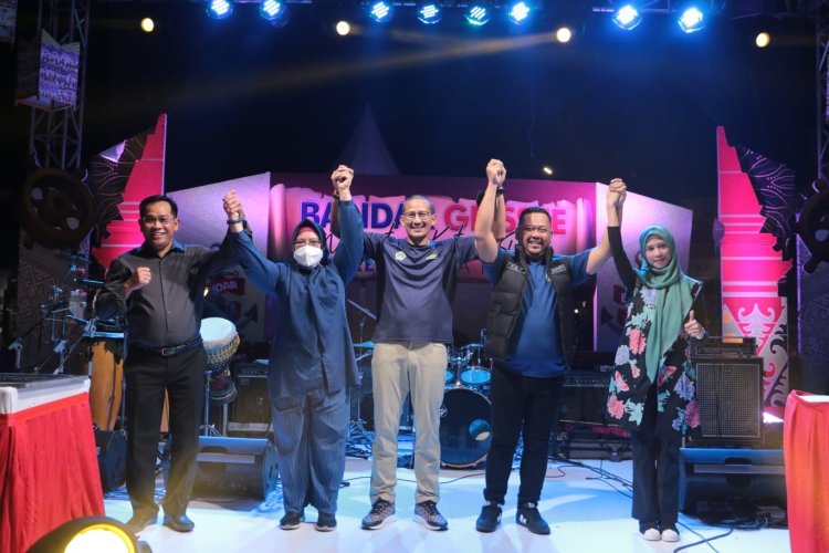 Sandiaga Uno Tukar Pantun dengan Bupati Gresik, Isinya Dorong Bandar Grisse Sebagai Festival Nusantara