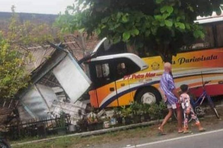 Warung dan Rumah Warga Bojonegoro Rusak Dihantam Bus